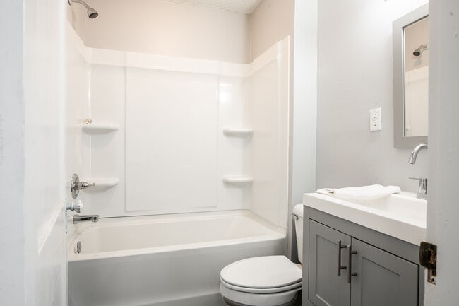 Building Photo - 1005 Greens Lake Rd