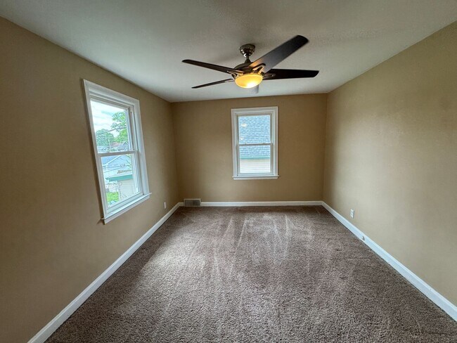 Building Photo - Charming 3 Bedroom Home With Fireplace and 2-Car Garage in Moline!
