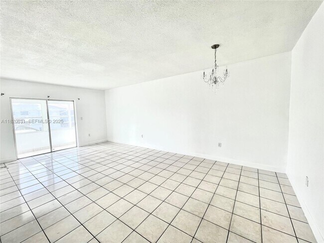 Building Photo - 110 Royal Palm Rd