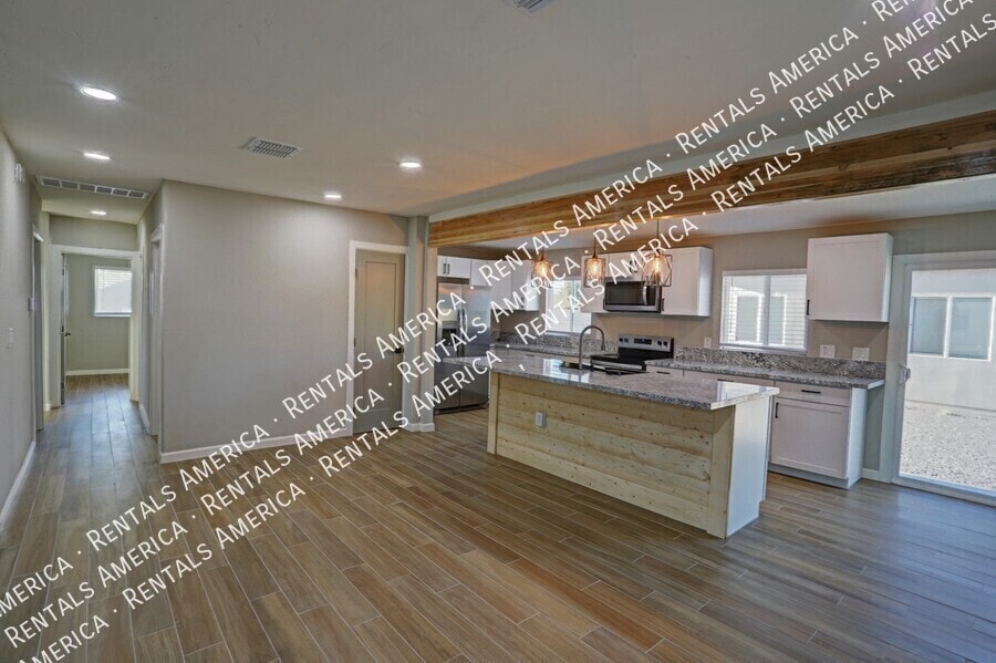 Building Photo - 4733 E 18th St