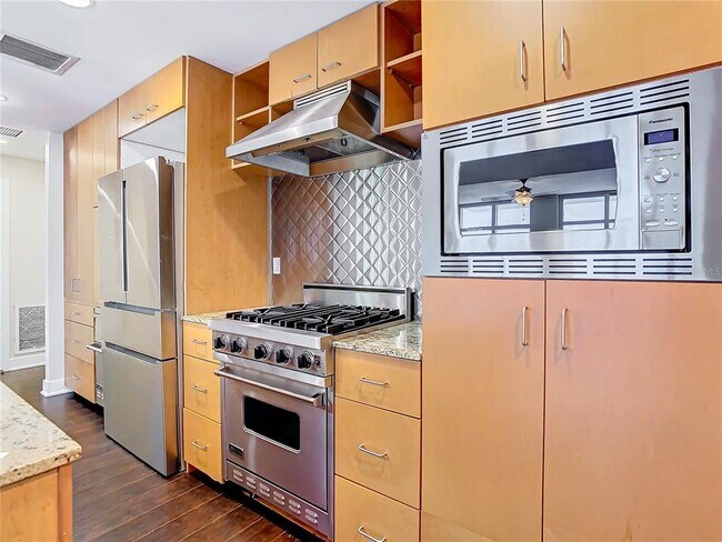 Building Photo - 1208 E Kennedy Blvd