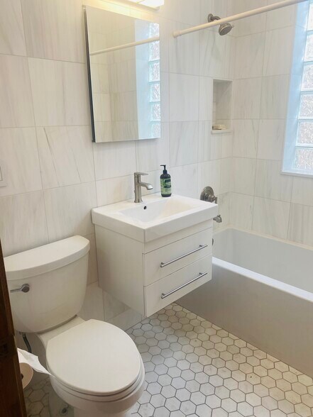 Bathroom - 2014 W Fletcher St