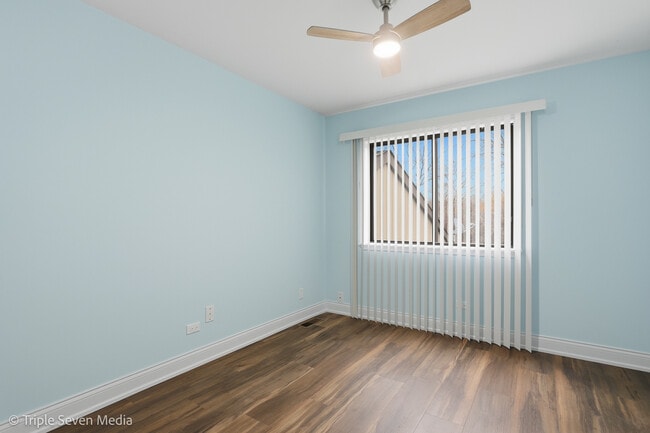 Building Photo - 777 E Golfview Dr