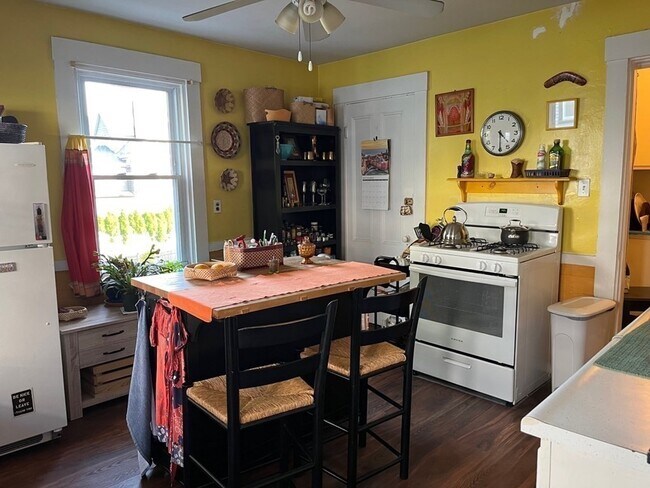 Building Photo - 54 College Ave