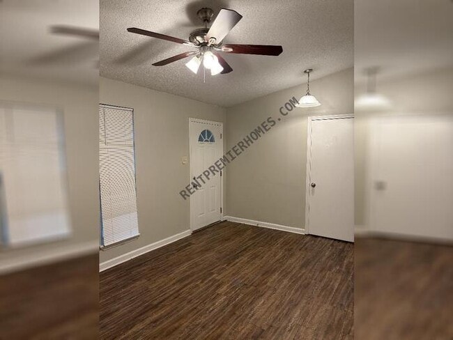 Building Photo - 8403 Woodview Dr E