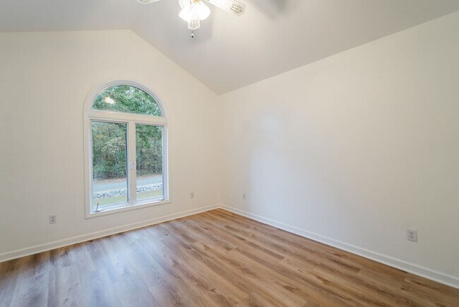 Building Photo - Charming, 3 Bedroom, 2 Bath. With wonderful outdoor living space