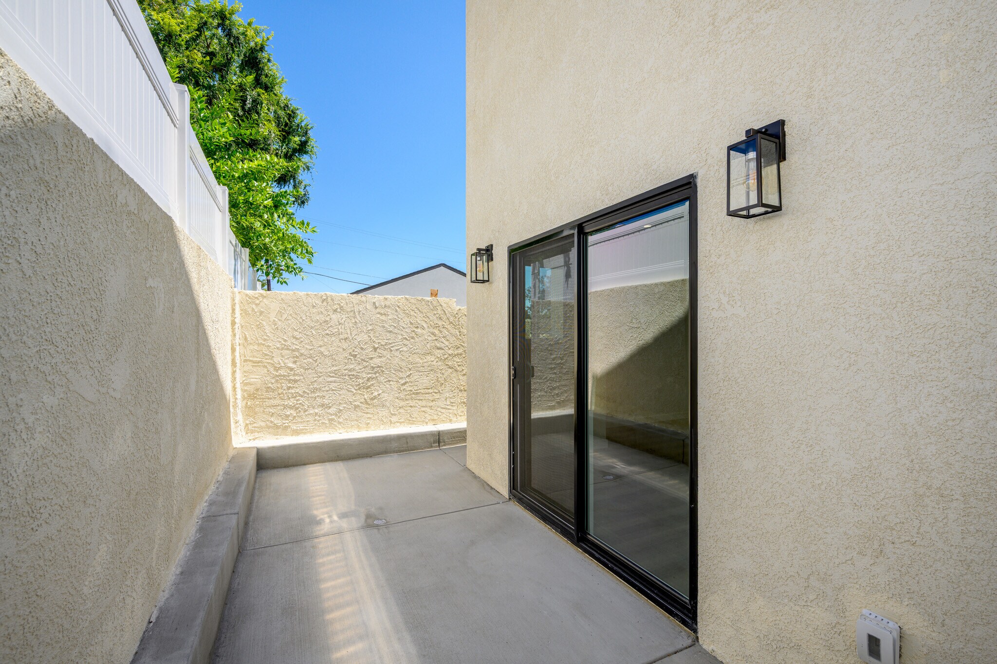 Building Photo - 8460 Glencrest Dr