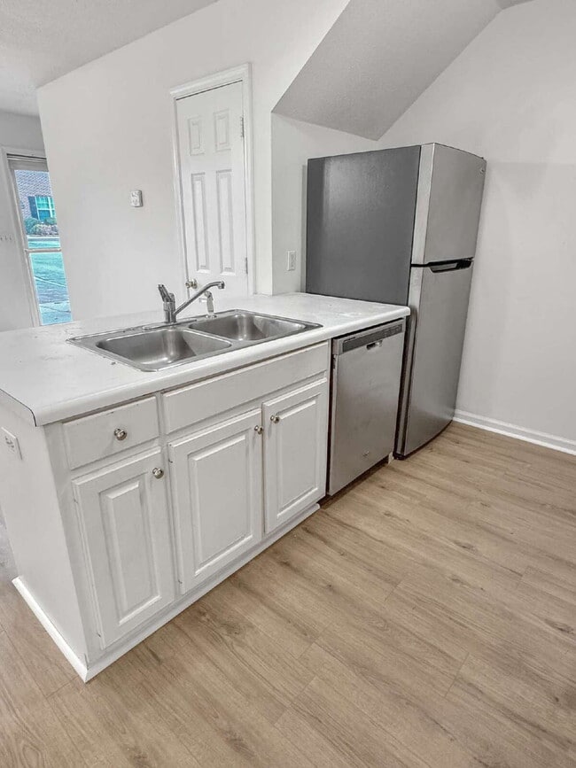 Building Photo - Beautiful End-Unit Townhome Available Immediately