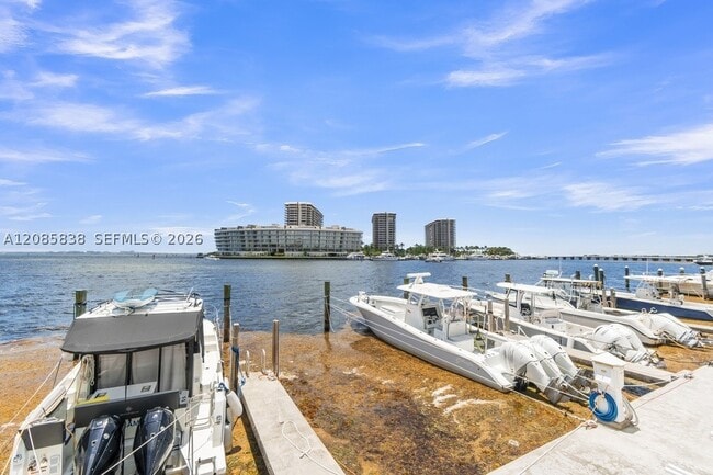 Building Photo - 1600 S Bayshore Ln