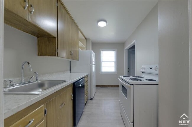 Building Photo - 209 S Custer Ave