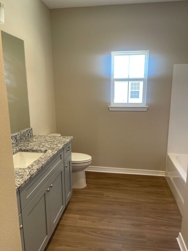 Building Photo - Beautiful Home $2,200/ Month - Home of You...