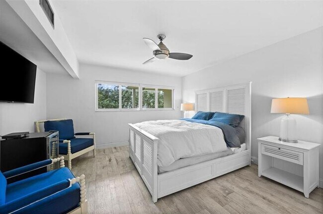 Building Photo - 1199 Hillsboro Mile