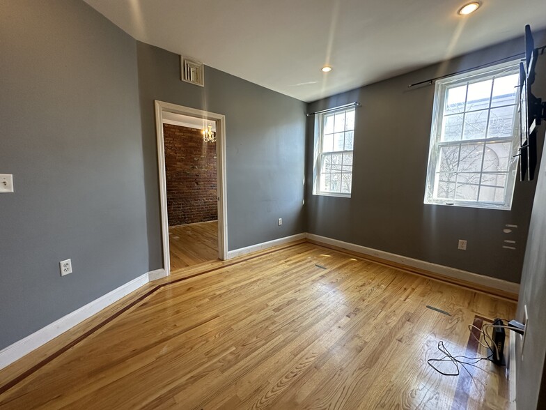 Building Photo - 66 Beacon St