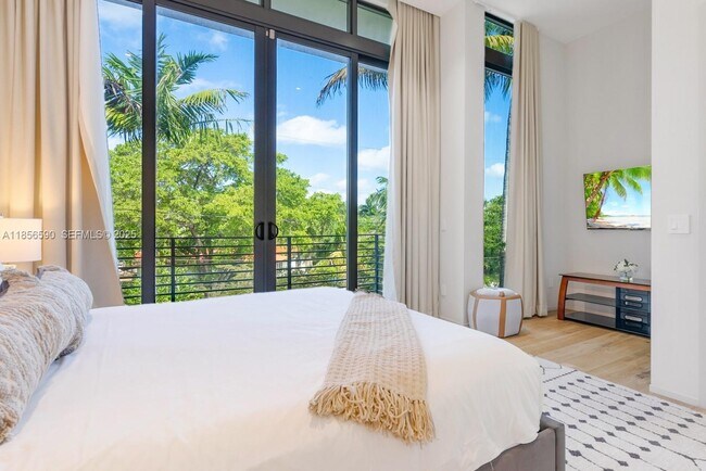 Building Photo - 2700 NE 18th St