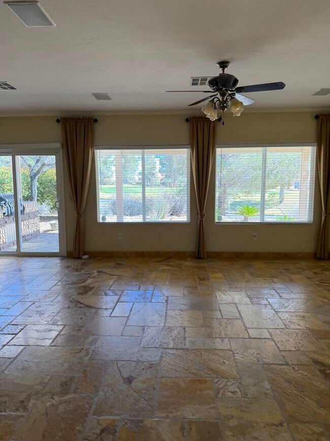 Building Photo - Sun City Charmer!