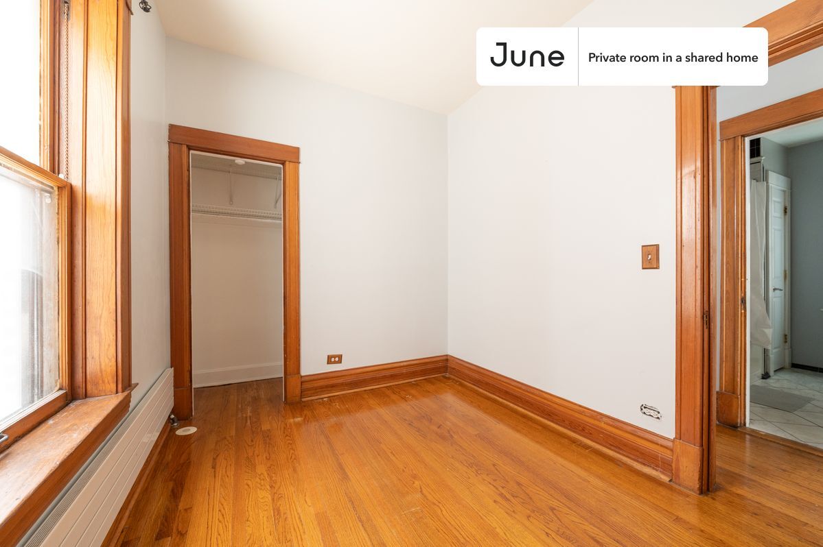 Building Photo - Private bedroom in 3 bed/1 bath Home