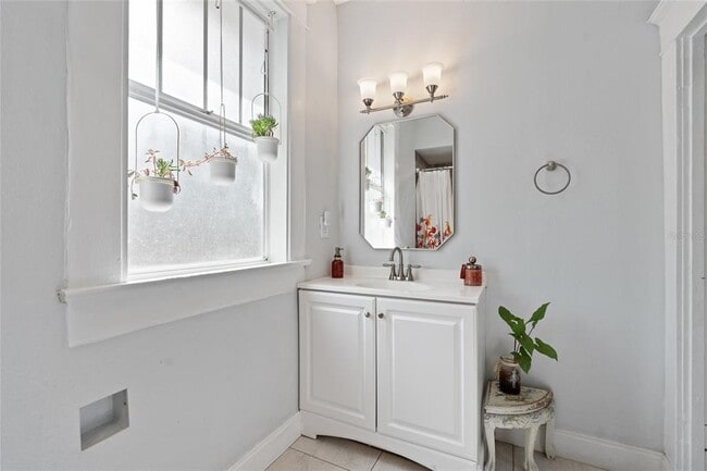 Building Photo - 905 E 22nd Ave.