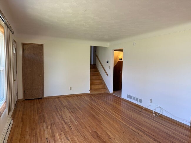 Building Photo - Comfortable, Updated Home in the Heart of Roseville. Avail NOW. *In-Unit Laundry*