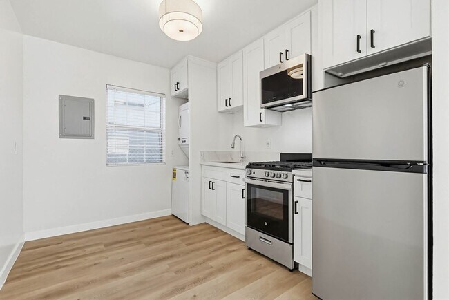 Interior Photo - 2425 - 2431 S. Ridgeley Dr