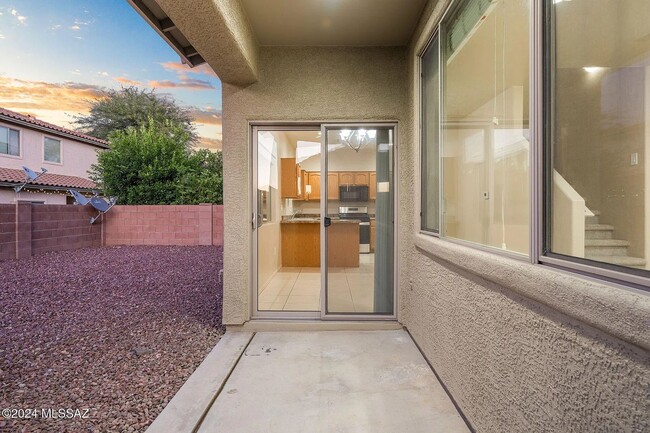 Building Photo - 4 bed/3bath in desirable Paseo Del Rio Community