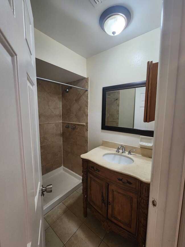 Building Photo - : 2 Bedroom 2 Bath Condo