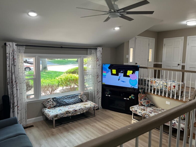 Living - 54 Teaberry Dr