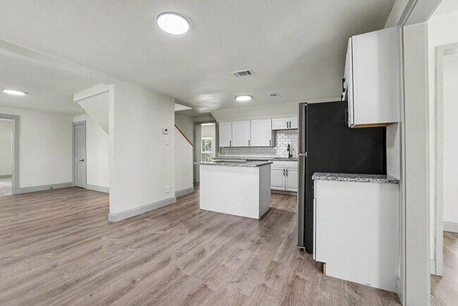 Building Photo - Beautifully Remodeled Home for Rent – Plenty of Space Inside & Out!