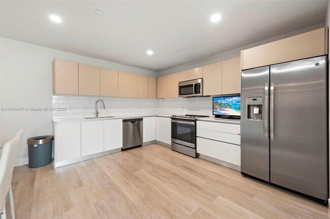 Building Photo - Distinctive 3-Bedroom Garden Villa in Aven...