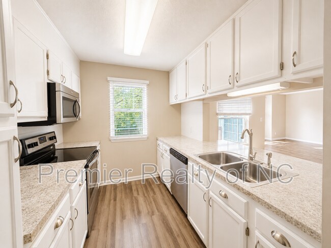 Building Photo - 5020 Thoroughbred Ln