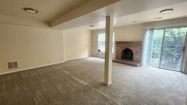 Building Photo - Spacious Arlington TH Near Ballston Metro!