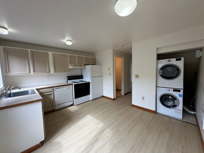 Building Photo - 2208 Wilson Ave