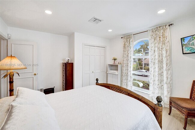 Building Photo - 2889 NE 35th St