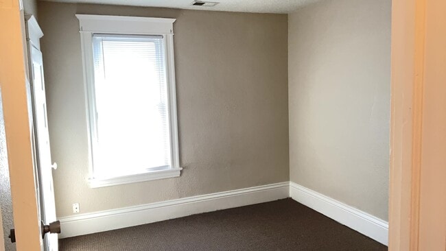 Building Photo - Available NOW!!  3 Bedroom Upper Level Dup...