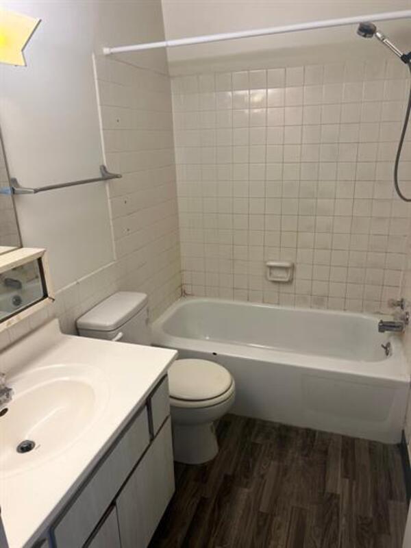 Building Photo - 1460 Meadowview Dr