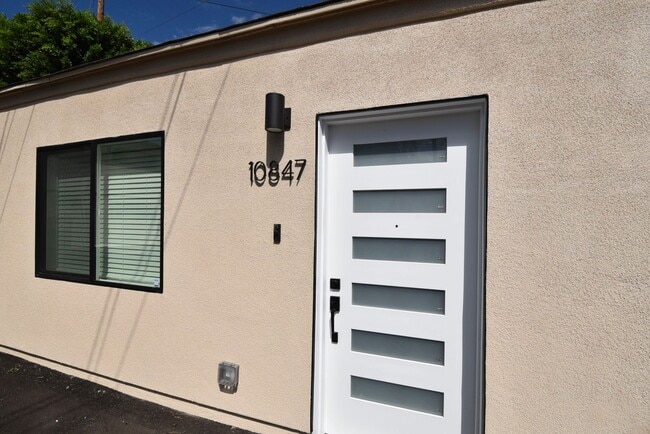 Building Photo - 10839 Moorpark St