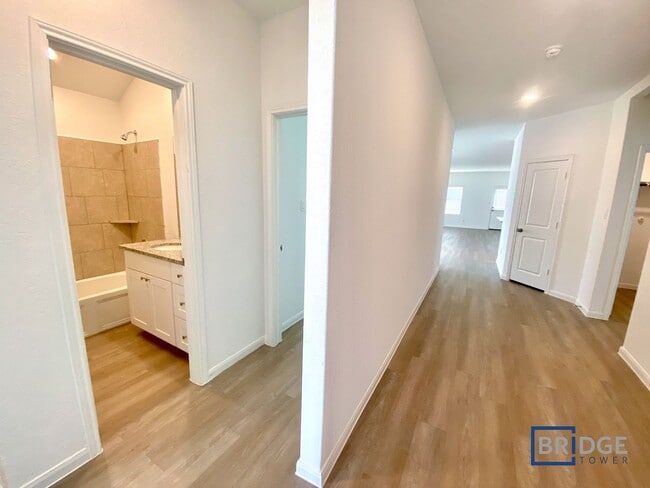 Building Photo - 2720 Coral Vly