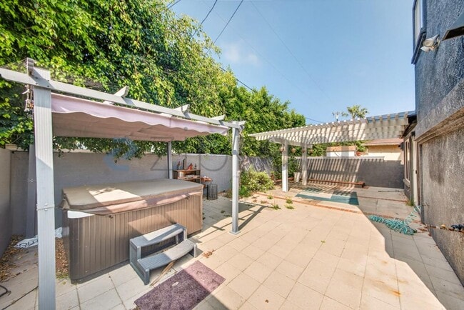 Building Photo - 2481 S Bundy Dr