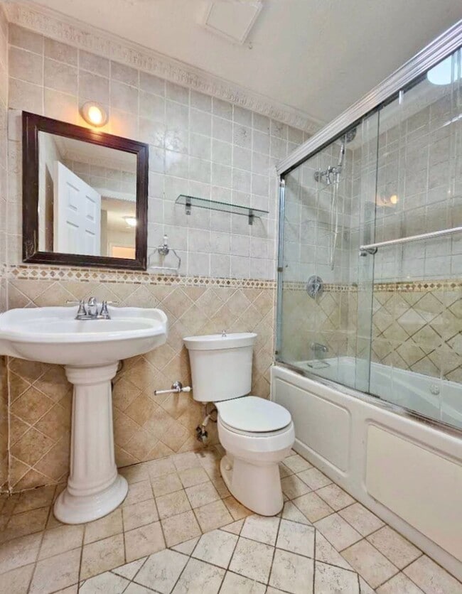 Building Photo - Beautiful renovated 3 bed 2 bath townhouse with deeded parking and easy Highway access