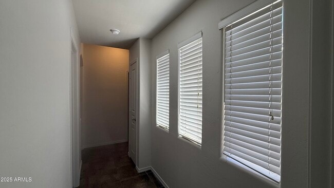 Building Photo - 734 E Iris Dr