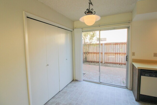 Building Photo - 2 Bedroom Townhouse Style Apartment with Private Fenced Patio