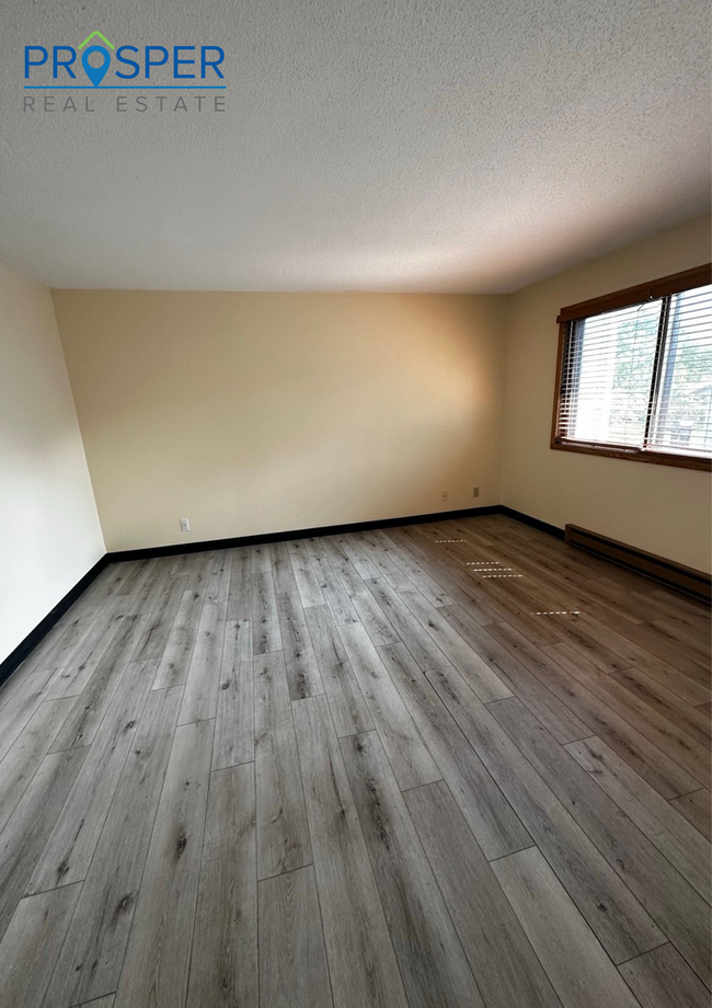 Building Photo - 3 Bedroom Unit Located Near Oakwood Mall