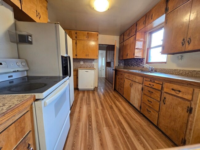 Building Photo - 902 7th Ave N