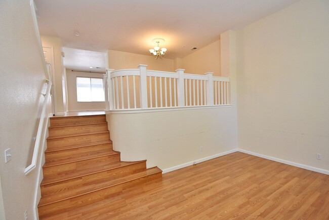 Building Photo - $3550 / 3 BR GORGEOUS PARKMONT TOWNHOME CL...