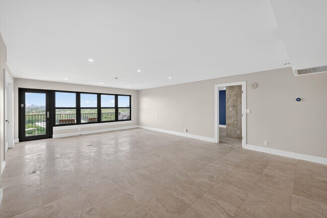 Building Photo - 3200 Port Royale Dr N