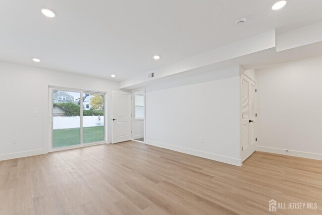 Building Photo - 84 Hollywood Ave