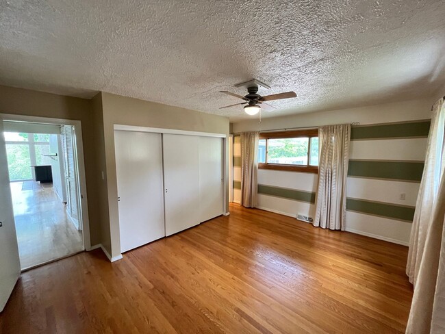 Building Photo - Spacious & Secluded 2BR/2BA Wauwatosa Sing...