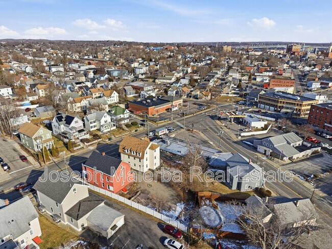 Building Photo - 848 Bank St