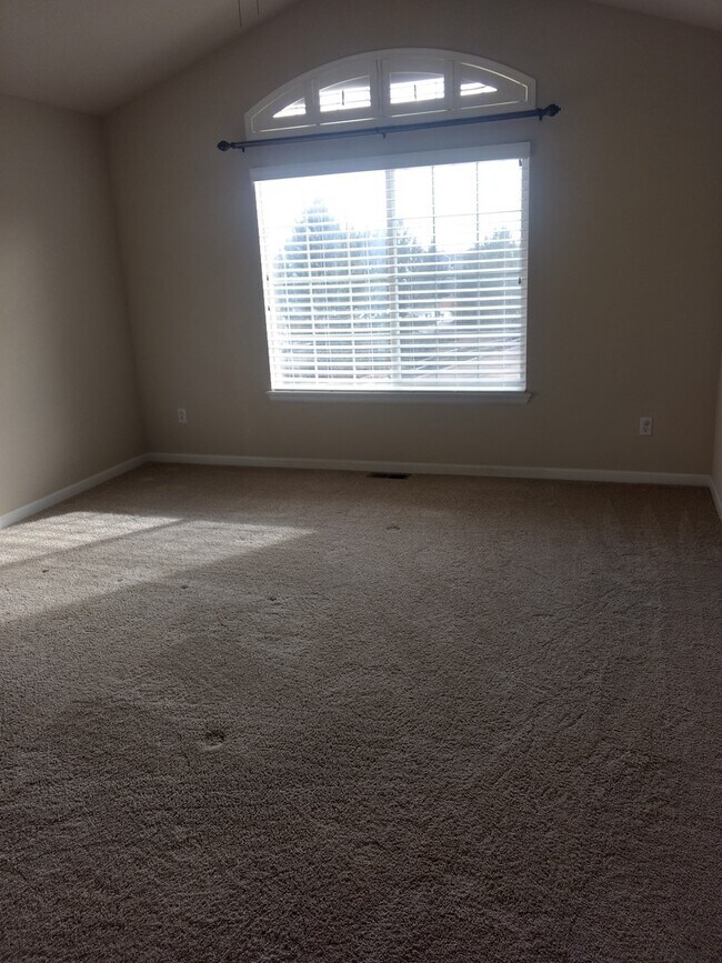 Building Photo - Magnificent and Spacious 2 bed/3 bath in G...