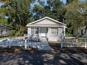 Building Photo - 2 Bedroom, 1 Bathroom Home with Yard - 7 M...