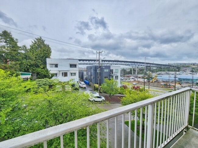 Building Photo - Spacious 1 Bed 1 Bath + Den Condo - Seattle